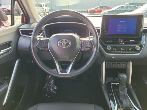Used 2025 Toyota Corolla Cross XLE FWD image 10