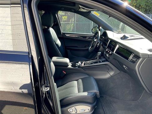 Certified 2025 Porsche Macan image 12