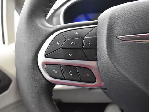 Used 2024 Chrysler Pacifica Touring-L image 24