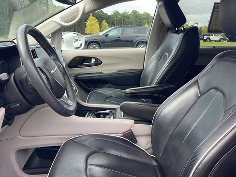 Used 2022 Chrysler Pacifica Limited FWD image 18