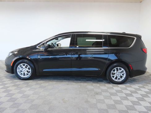 Used 2023 Chrysler Voyager LX FWD image 5