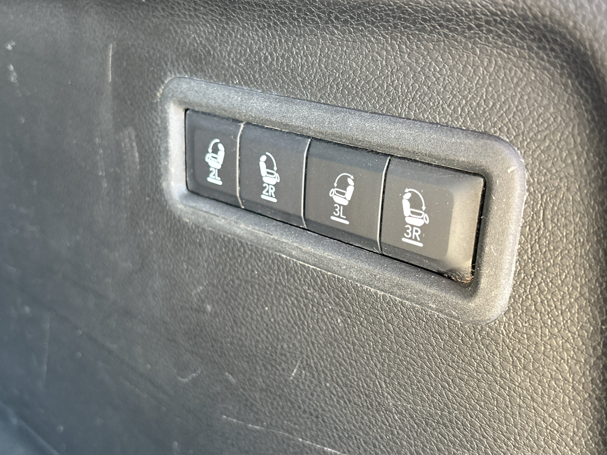 Used 2024 Jeep Wagoneer L Series II RWD image 9