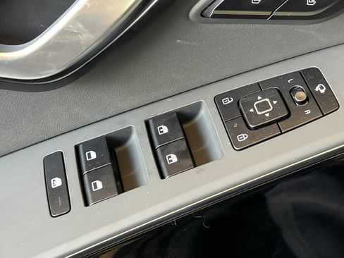 Used 2025 Kia Niro SX Touring image 12