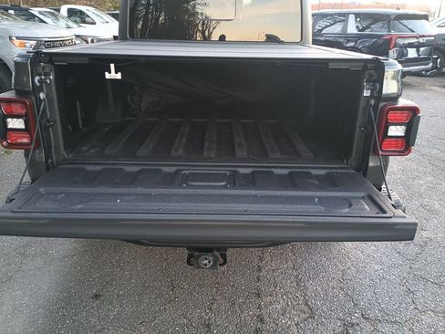 Used 2024 Jeep Gladiator Rubicon w/ Technology Group image 16
