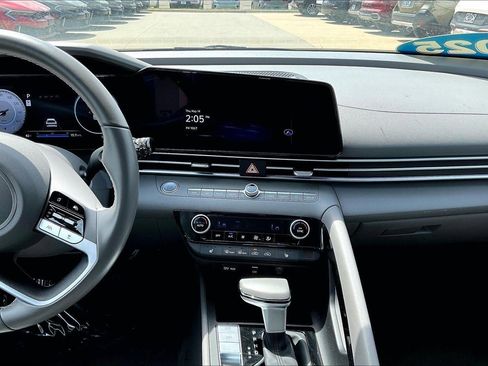 Used 2025 Hyundai Elantra SEL FWD image 9