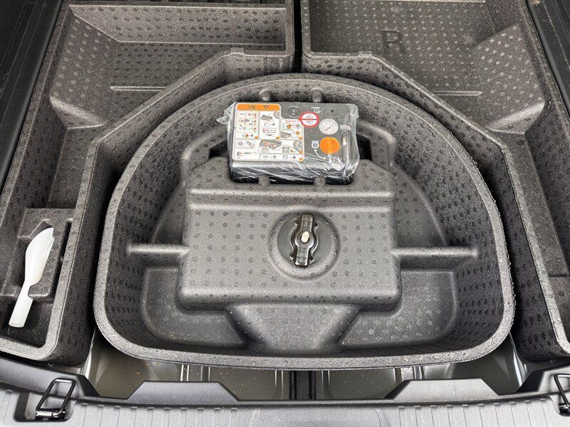 Used 2022 Ford Edge Titanium w/ Class II Trailer Tow Package AWD/4WD image 29