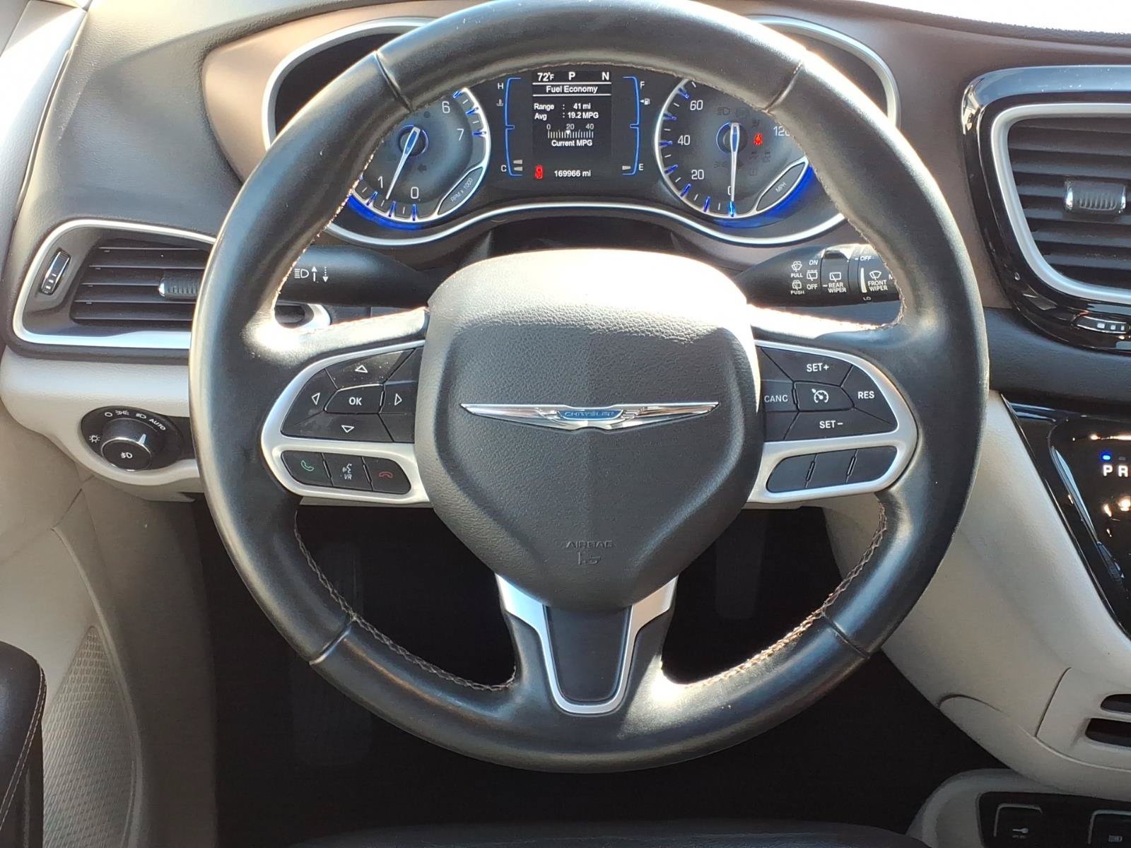 Used 2017 Chrysler Pacifica Touring-L FWD image 5