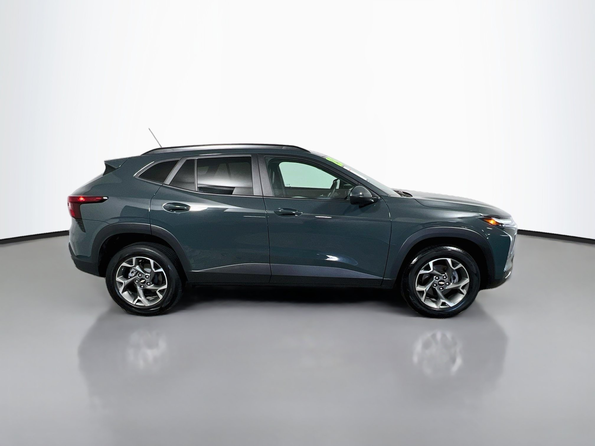 Used 2025 Chevrolet Trax LT FWD image 3