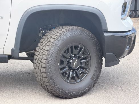 Used 2025 Chevrolet Silverado 2500 ZR2 w/ Technology Package AWD/4WD image 9