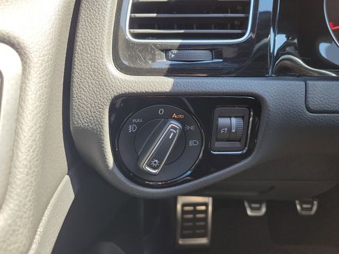 Used 2019 Volkswagen GTI SE image 24