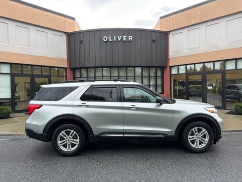 Used 2023 Ford Explorer XLT AWD/4WD image 8
