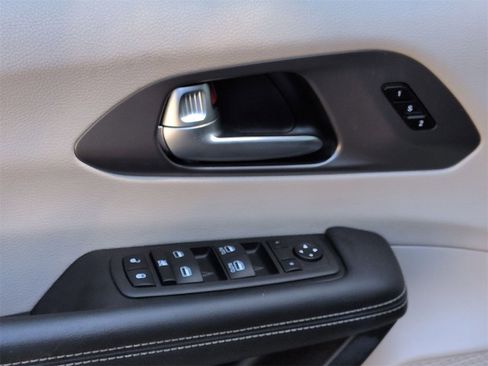 Used 2023 Chrysler Pacifica Touring-L image 8