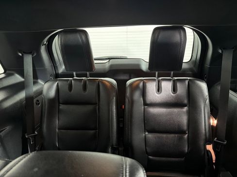 Used 2018 Ford Explorer XLT w/ XLT Appearance Package AWD/4WD image 22