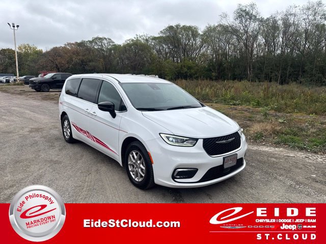 Used 2025 Chrysler Pacifica Select FWD image 1