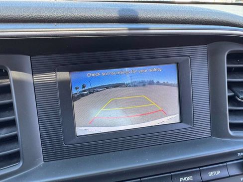 Used 2019 Hyundai Elantra SE FWD image 25