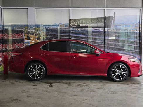 Certified 2018 Toyota Camry SE FWD image 4