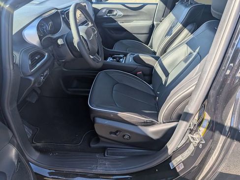New 2026 Chrysler Pacifica Limited w/ Uconnect Theater Family Group image 12