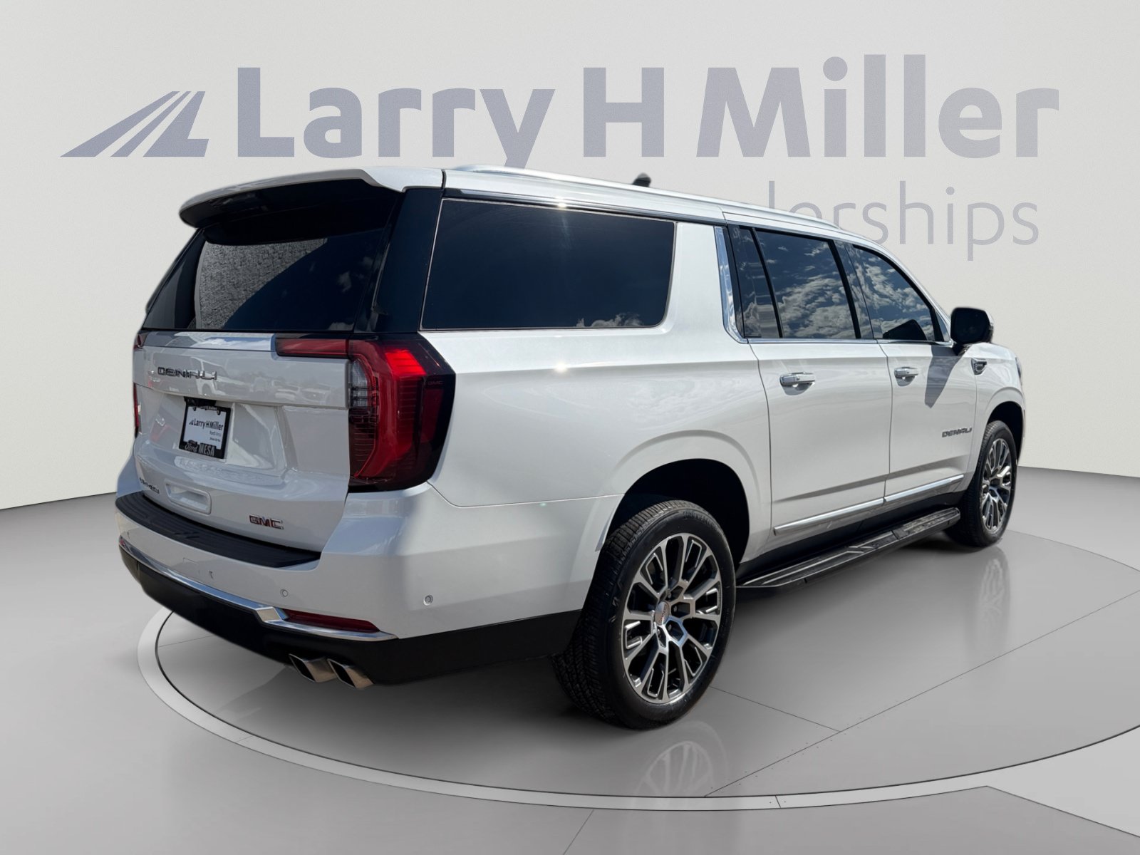 Used 2025 GMC Yukon XL Denali w/ Advanced Technology Package AWD/4WD image 5