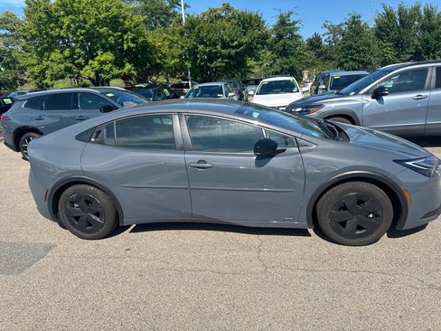 Used 2025 Toyota Prius LE AWD/4WD image 7