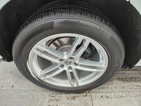 Certified 2025 Porsche Macan image 8