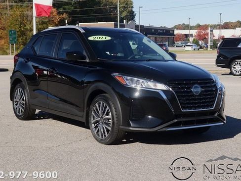 Used 2021 Nissan Kicks SV image 1