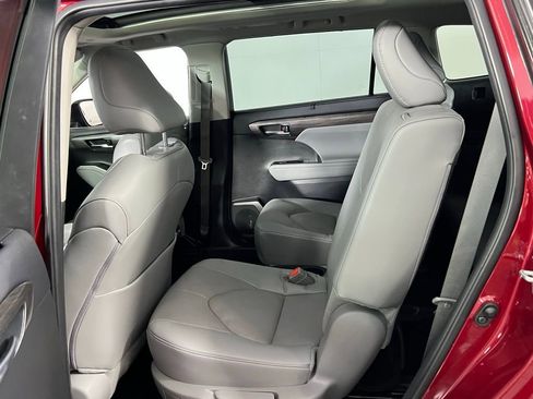 Used 2024 Toyota Highlander Platinum image 23