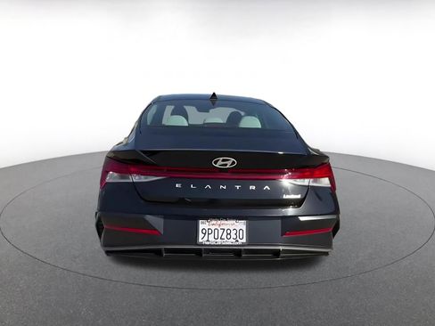 Used 2025 Hyundai Elantra Limited image 12