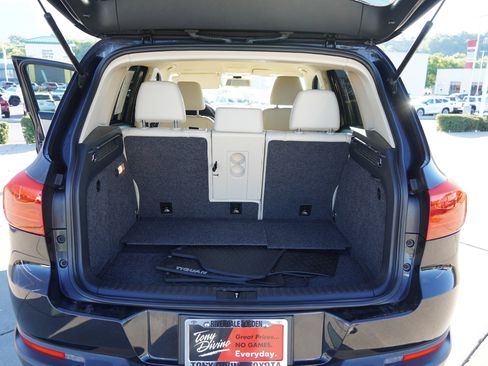 Used 2017 Volkswagen Tiguan S image 17
