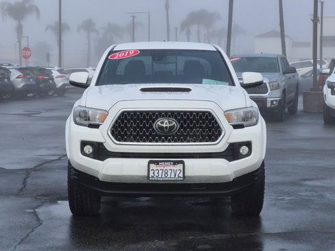 Used 2019 Toyota Tacoma TRD Sport image 2