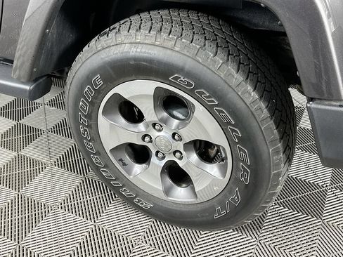 Used 2018 Jeep Wrangler Sahara w/ Connectivity Group AWD/4WD image 34