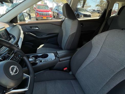 Used 2023 Nissan Rogue SV image 19