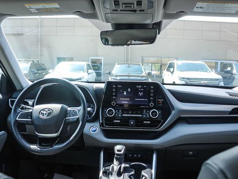 Used 2021 Toyota Highlander XLE AWD/4WD image 18