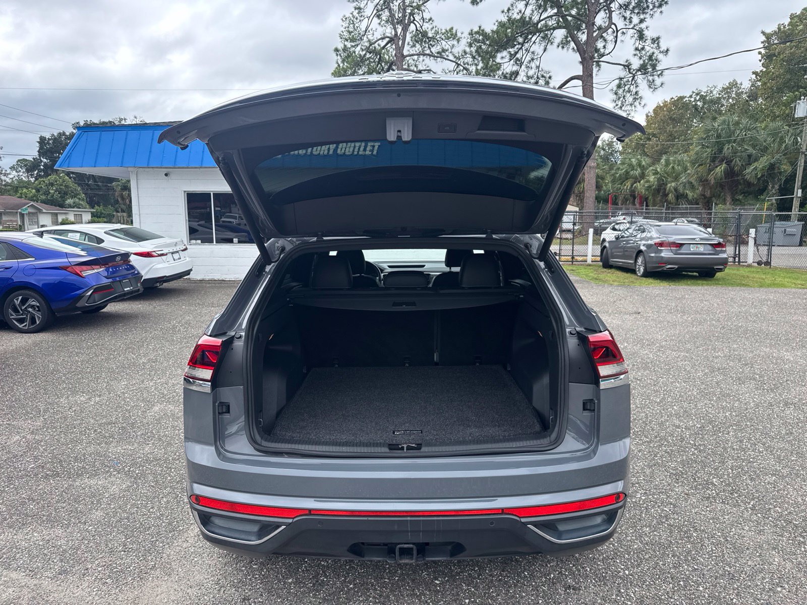 Used 2020 Volkswagen Atlas Cross Sport SE w/ Towing Package FWD image 9