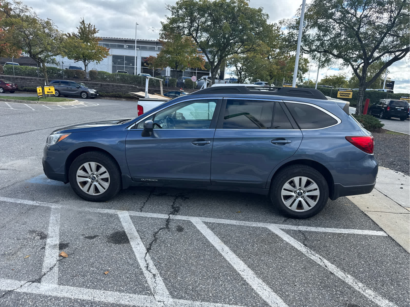Used 2017 Subaru Outback 2.5i Premium w/ Popular Package #2 AWD/4WD image 2