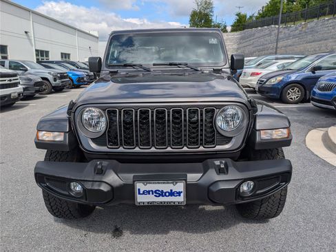Used 2025 Jeep Gladiator Sport AWD/4WD image 8