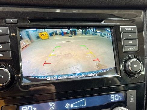 Used 2018 Nissan Rogue SV image 15