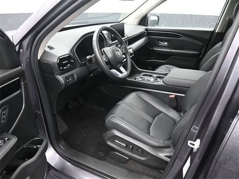 Certified 2025 Honda Pilot Touring image 9