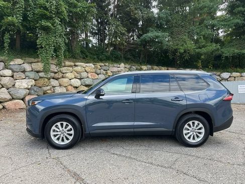 Used 2025 Toyota Grand Highlander AWD image 2