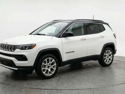 Used 2025 Jeep Compass Limited AWD/4WD image 3