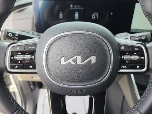 Used 2025 Kia Carnival EX FWD image 34