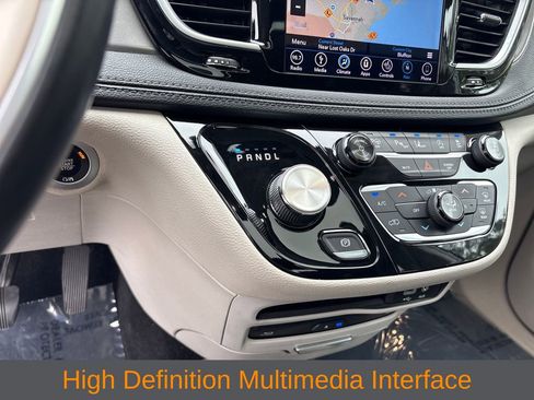 Used 2018 Chrysler Pacifica Limited w/ Advanced Safetytec Group FWD image 24