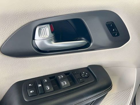 Used 2025 Toyota Grand Highlander AWD image 23