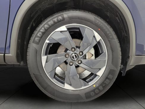 Used 2025 Nissan Rogue SV image 4