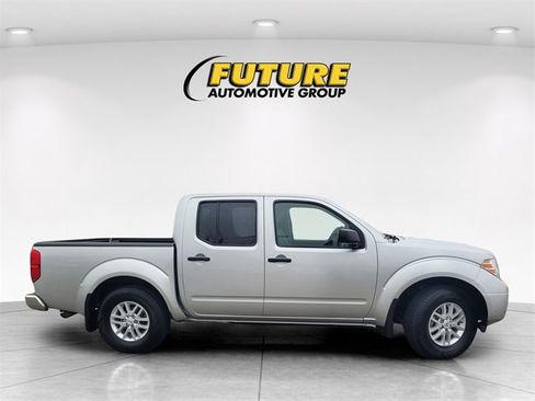 Used 2017 Nissan Frontier SV image 3