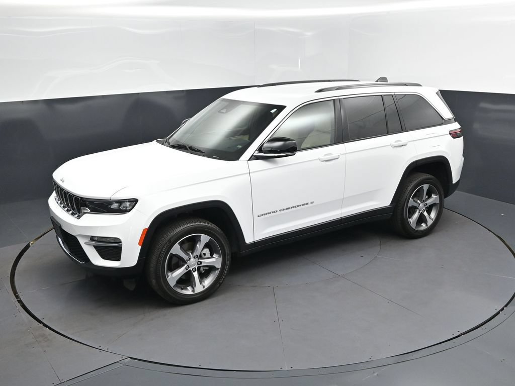 Used 2025 Jeep Grand Cherokee Limited RWD image 31
