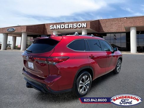 Used 2021 Toyota Highlander XLE AWD/4WD image 3