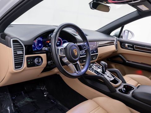 Certified 2023 Porsche Cayenne Platinum Edition image 4