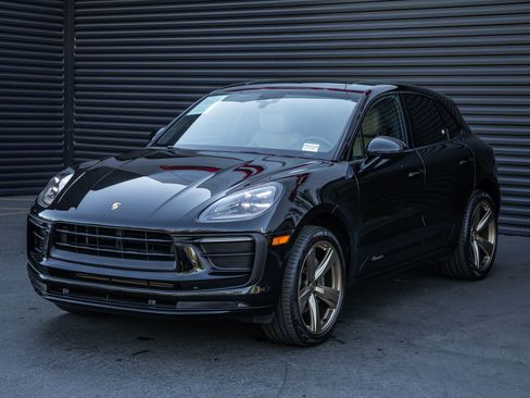 Certified 2022 Porsche Macan image 1