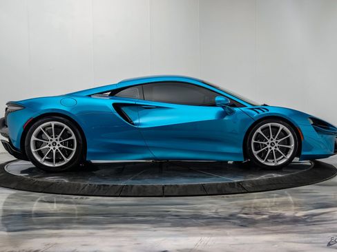 Used 2024 McLaren Artura RWD image 24