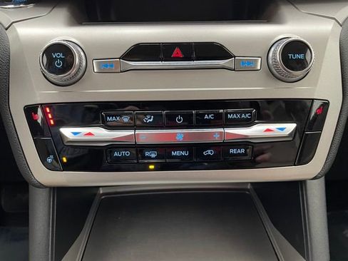 Used 2022 Ford Explorer XLT w/ Equipment Group 202A image 5